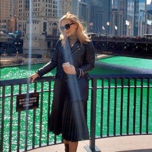 H&M green pleated skirt